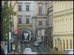 9223 durchfhrt hat gerade die Karlsbrcke in der Prager Altstadt auf der linken seite hinter sich gelassen und fhrt nun auf der Smetanovo nbř. parallel zur Moldau in richtung Sden (24.10.2011) 