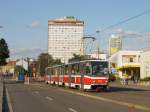 Tw.9020 als einer der letzten originalen KT8D5 in der Sokolovska ul.im Stadtteil Karlin.Diese Fahrzeuge werden laufend zur Type KT8D5.RN2P umgebaut und erhalten nebst niederflurigem Mittelteil noch