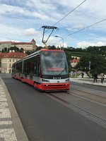 Eine Skoda 15T der Linie 18 am 19.06.2016 auf der Manes-Brücke