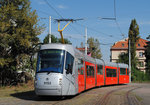 Tw. 9153 befährt die Abzweigung zwischen den Linien 3 und 17 zum Nadraži Branik. (28.08.2016)