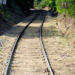 Blick aus der  Kabine  auf die Strecke, es geht kurvig und steil abwärts nach Libun. 31.80.2024 14:34 Uhr.