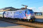 Lokomotive 151 006, eine auf 160 km/h umgebaute E 499.2, vor dem Schnellzug Praha-Děčín im Bahnhof Praha h.l.n, fotografiert am 01.02. 2025