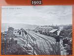 Blick auf das Gelände des Bahnhofes Moldau in Böhmen wie es im Jahr 1902 aussah. Strecke Brüx (Most) – Freiberg - Nossen. 
Man beachte die vielen Gleise! Schließlich verkehrten vor dem ersten Weltkrieg hier täglich bis zu zehn Güterzüge je Richtung (!) mit je 45 Wagen vorwiegend um Kohle aus dem böhmischen Becken nach Sachsen zu bringen. 
Heutzutage wird dieser Endbahnhof Moldava (die Strecke wurde 1945 an der Staatsgrenze gekappt) lediglich an Wochenenden von der CD bedient.;  

Abfotografiert 10/2021 von einer Schautafel in der Nähe des Bahnhofes Moldava v Krušných horách

