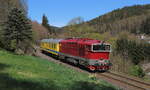 Am 11.04.2024 war der Funkmesszug mit der 750 338 von Potůčky auf dem Weg nach Zatec. Von ca. 900 Höhenmeter ging es über die Kurvenreiche Strecke hinab ins Egertal daher gelang es einem den Zug mehrmals auf dr Strecke Trat 142 aufzunehmen wie hier nahe Nejdek