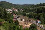 Blick auf den Bf Bečov nad Teplou am 04.06.2015. Soeben fährt 810 319, als Os16708 (Rakovník - Bečov n.T.), in den Bf ein. Zum Aufnahmezeitpunkt war die KBS 161 im ČD-Kursbuch mit Rakovník - Horní Slavkov-Kounice angegeben, wodurch die längste böhmische Nebenbahn eine Streckenlänge von 99 km erreichte.