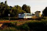 Bf Chyše am Abend des 22.07.2019 mit dem ausfahrenden 810 599 als Os16719 (Žlutice - Rakovník)