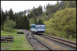 CD Triebwagen 810320-2 hat gerade Fahrgäste im Bahnhof Otrocin aufgenommen und verläßt diesen hier am 28.04.2024 um 14.58 Uhr in Richtung Zielbahnhof Becov nad Teplou.