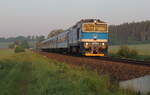 erstes Sonnenlicht auf die 754 006 mit ihrem OS 7405 aus Domazlice auf dem Weg nach Plzen. Eingefangen wurde der Pendlerzug am 22.05.2023 bei Osvracin

