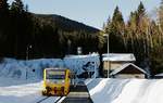 Mit einem Os kommt 814/914 089 am 16.02.2019 im 840 m hoch gelegenen Bahnhof Spicak an, im Hintergrund der 1.747 m lange Spicacky/Spitzbergtunnel, Scheitelpunkt der Strecke von Klatovy nach Zelesna