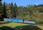 OS 18827 von Lipno nad Vltavou nach Rybnik unterwegs, mit der 210 055 und einem Doppelstockwagen und Gepäckwaggon. Aufgenommen nahe Vyssi Brod am 1.10.2023
