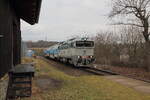 754 076-8, mit dem Os 9066 nach Prag. Am 15.02.25 bei der Einfahrt an den Haltepunkt in Poříčí nad Sázavou aufgenommen. 