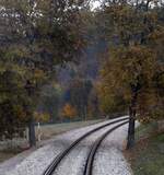 Auf der Streck3 212  Čerčany (deutsch Tschertschan) nach Světlá nad Sázavou (deutsch Swietla ob der Sasau), welche auf schon fast vollständig saniert ist, gibt es diesen Baumtunnel, Teleblick,
leider kam der Fotograf etwas tz sät, ein Regio-Nova hatte schon passiert.