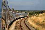 Streckenabschnitt der Bahnlinie Brno - Jihlava zwischen den Stationen Namest n. Oslavou und Studenec, kurz nach dem Bahnhof Namest n. Oslavou am 28.Juli 2018. Die Strecke ist hier nur scheinbar zweigleisig, denn das zweite Gleis ist die Anschlußbahn zum Militärflugplatz Letiste Namest.