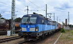 ČD Cargo a.s., Praha [CZ] mit ihrer  383 002-3  [NVR-Nummer: 91 54 7383 002-3 CZ-CDC] und einem Containerzug am 03.07.24 Höhe Bahnhof Ruhland.