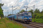 383 012 schleppte am 14.07.24 die schadhafte 388 002 samt ihrem Kesselwagenzug durch Wittenberg-Labetz Richtung Falkenberg(E) gen Heimat.