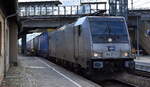 ČD Cargo a.s., Praha [CZ] mit der Akiem Lok  186 371-1  [NVR-Nummer: 91 80 6186 371-1 D-AKIEM] und einem KLV-Zug am 08.01.25 Durchfahrt Bahnhof Falkenberg (Elster).