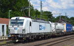 ČD Cargo, a.s., Prag [CZ] mit der Alpha Trains Vectron  193 584   [NVR-Nummer: 91 80 6193 584-0 D-ATLU] und KLV-Zug am 01.06.22 Höhe Bf.