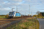 Mit einem Land Rover-Autozug rollt 388 006 am 12.11.23 durch Wittenberg-Labetz Richtung Dessau.