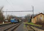 363 250-2 und 363 519-0 zu sehen am 08.12.24 mit einem Mischer in Nebanice.