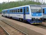 814 016 in blauer Farbgebung im Bahnhof Mlada Boleslav, fotografiert im Jahr 2016