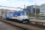 380 017 mit Werbung Kometa Express in Praha h.l.n, fotografiert im Februar 2025. Die Lokomotiven sollen dieses Jahr von der Route Richtung Ungarn abgezogen werden und stattdessen Richtung Budweis/Linz eingesetzt werden. Habe es schon bei der Wikipedia-Seite nachgetragen.