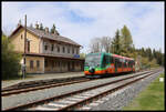 Halt des GWTrain 818245-3 am 28.4.2024 um 13.13 Uhr im Bahnhof Poutnov. Der Zug ist unterwegs von Marienbad nach Karlsbad. Das große Bahnhofsgebäude ist nicht mehr besetzt und schon sichtlich verfallen!