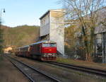 T 478 1215 (749 253) mit Rakovnik Express bei letztem Sonnenlicht bei der Ausfahrt in Zbecno nahe Kiesverladung.