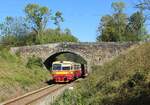 Am 21.09.24 fand auf der (Ziegenbahn) die Eröffnung auf dem neuen Teilstück von Telnice nach Krupka an. Hier 810 656 und 810 535 als Os 218314 zu sehen in Malé Chvojno auf dem alten Teilstück von Děčín nach Telnice.