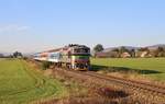 750 096-0 (KDS) war am 15.10.18 mit dem Os 7545 in Bezděkov u Klatov zu sehen.
Die Lok war von der KDS an die CD ausgeliehen.