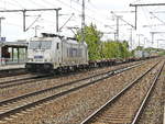 Metrans 386 012-9 (NVR Nummer 91 547 386 012-9 CZ MT) durchfährt den Bahnhof Golm (Potsdam) mit einem Containerzug am 15. April 2019