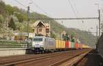 386 005-3 zu sehen am 25.04.15 mit einem Containerzug in Ústí nad Labem.