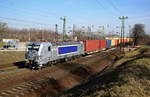 Die brandneue Metrans E-Lok Vectron 383 404 mit einem Containerzug von Komárom nach Hodos in Komárom.
09.02.2020.