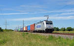386 023 von Metrans schleppte am 21.06.20 einen Containerzug durch Braschwitz Richtung Köthen.