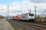 Mit einem Zug, bestehend aus KLV- und Containerwagen, rollte 386 012 der Metrans am 13.04.21 durch Saarmund Richtung Schönefeld.