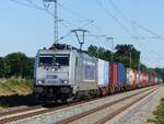 METRANS 386 029 mit Containerzug in Richtung NL in Hummeldorf bei Salzbergen, 22.06.2022