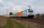 386 011 führte am 19.03.16 einen Metrans-Containerzug durch Zeithain Richtung Dresden. Im Hintergrund wartet eine Lok der BR 145 mit einem gemischten Güterzug auf die Weiterfahrt Richtung Leipzig. 