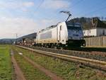 386 011-1 mit Containerzug in Fahrtrichtung Norden.