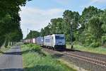 METRANS Rail 386 024 mit Containerzug in Richtung Bremen (Dörverden, 24.05.18).