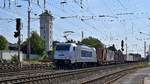 METRANS Rail 386 034 mit Containerzug in Richtung Bremen (Verden (Aller), 16.08.18).