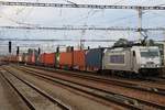 CZ-MT 386 018-6 fährt am 14.August 2018 mit einem Containerzug durch den Bahnhof Breclav.