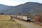 386 012-9 mit einem Containerzug zu sehen am 06.03.19 bei Sebuzín.