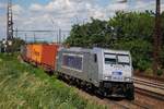 386 034-3 ist mit einem Containerzug zwischen Bratislava - Vinohrady und Bratislva hlavna stanica unterwegs.