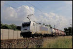 Metrans 386040 ist hier bei Streckenkilomter 146 nahe Lotte mit einem Güterzug am 18.7.2019 um 9.45 Uhr in Richtung Rheine unterwegs.