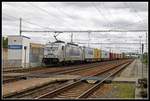 386 013 fährt am 10.09.2019 mit einem Güterzug durch den Bahnhof Zajeci.