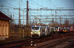 Die neuesten Fahrzeuge von Metrans (Siemens Vectron 383 402 + 383 401) mit einem Maersk Containerzug in Richtung Ungarn durch Bahnhof Komárno am 05.01.2020.