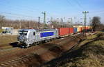 Die brandneue Metrans E-Lok Vectron 383 404 mit einem Containerzug von Komárom nach Hodos in Komárom.