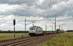 Mit einem nicht koplett ausgelasteten Containerzug fuhr 386 016 der Metrans am 07.06.20 durch Saxdorf Richtung Dresden.