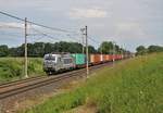 383 406-6 (Metrans) zusehen mit einem Containerzug am 13.06.20 in Pardubice Opočínek. 