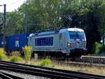 383 410-8 von METRANS,  durchfährt mit einem Containerzug  Bhf.