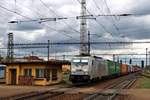 Metrans Containerzug mit 386 026 dönnert am 23 September 2018 durch Pardubice.